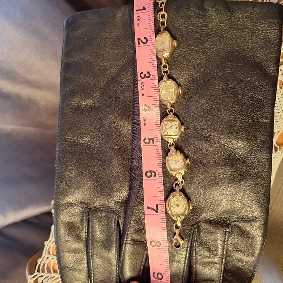 Elegant Gold Women's Bracelet Watch - Picture 8 of 10